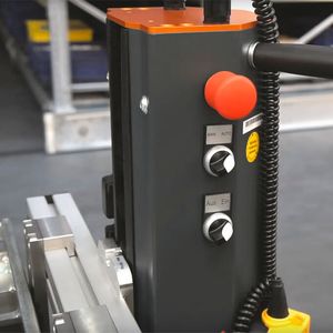 Blick auf die Steuereinheit des Kistenhubgerätes „KET-Lift4Box“ von B. Ketterer & Söhne. Die Bedienung kann sowohl über diese Tasten als auch im Automatikbetrieb mit Lichtschranken erfolgen.(Bild:  B. Ketterer & Söhne)