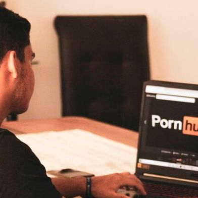 Nach einem Smishing-Angriff bei Mixpanel drohen „ShinyHunters“ mit der Veröffentlichung historischer Pornhub-Premium-Analysedaten. (Bild: frei lizenziert)