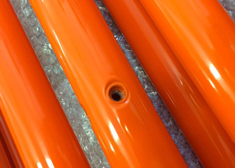 Während der Installation der Heyman-High-Torque-Blindnietmutter bei Medirol wird zunächst der Schaft des Gewindeträgers radial  im Montageloch ausgedehnt und der flexible Rändelschaft greift in das Werkstück ein. Danach bildet sich ein Wulst, der für ein sehr hohes Durchdrehmoment der Schraubverbindung - besonders in Rohren - verantwortlich ist. Zum Setzen der Muttern nutzt Medirol das Akkuwerkzeug Torquefox von Heyman. (Heyman)