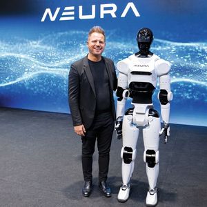 David Reger mit Humanoid 4NE1: Wer von beiden ist wirklich die Galionsfigur von Neura Robotics? (Bild: Neura Robotics)