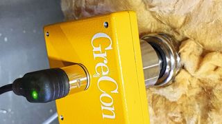 Funkenmelder erkennen frühzeitig kleinste Funken, sodass mit minimalem Wassereinsatz gelöscht werden kann – lange, bevor es brennt. (Bild: Grecon)