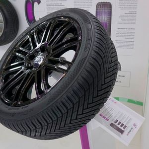 Im Mittelpunkt des Messeauftritts von Nexen stand der neue Ganzjahresreifen N’blue 4 Season 2.(Bild:  Rosenow/»kfz-betrieb«)