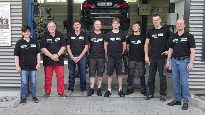 Das Team von Kfz-Technik Stumpf mit dem Unternehmerpaar Silke und Peter Stumpf (ganz links und ganz rechts im Bild). (Bild: Schreiner/»kfz-betrieb«)
