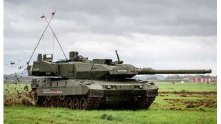 Die neuste Version des Kampfpanzers Leopard 2 trägt den Zusatz A8 (Leopard 2A8 also). Auch er muss einen Antrieb mit Power haben. Und diesen darf zu Hunderten Rolly-Royce Power Systems aus Friedrichshafen liefern, was das Ganze zu einem seltenen Großauftrag macht ... (Bild: KNDS)