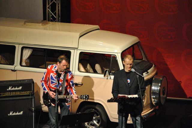 Musikalische Bulli-Lesung: Autor Christoph Geisselhart (re.) las aus seinem Werk über die Rockband „The Who“. Im Hintergrund zu sehen.... (Foto: Dominsky)