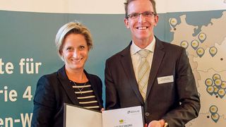 Hans van der Velden, Geschäftsführer Bossard Deutschland, erhält die Auszeichnung „100 Orte für Industrie 4.0 in Baden-Württemberg“ von Wirtschaftsministerin Dr. Nicole Hoffmeister-Kraut (CDU). (Bossard)