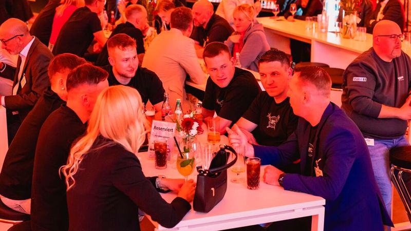 Aber in erster Linie geht es um den Stolz auf die geleistete Arbeit und um einen schönen Abend im Kreis der Kollegen. (Bild: Stefan Bausewein)