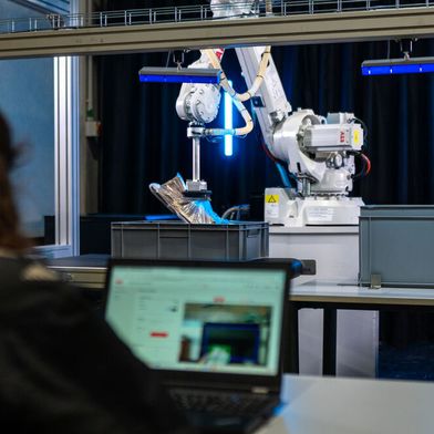 ABB Robotics bringt mit Fashion Inductor und AI Robot Trainer seine erste durchgängige Physical-AI-Lösung für industrielle Anwendungen auf den Markt.  (Bild: ABB Robotics)
