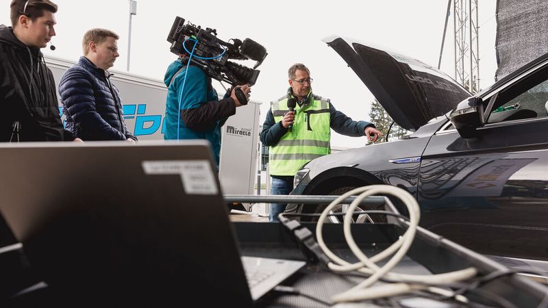 Nach vollendeter Reparatur konnte die Hochvolt-Batterie des VW-Passat wieder freigeschaltet werden. (Bild: Stefan Bausewein)