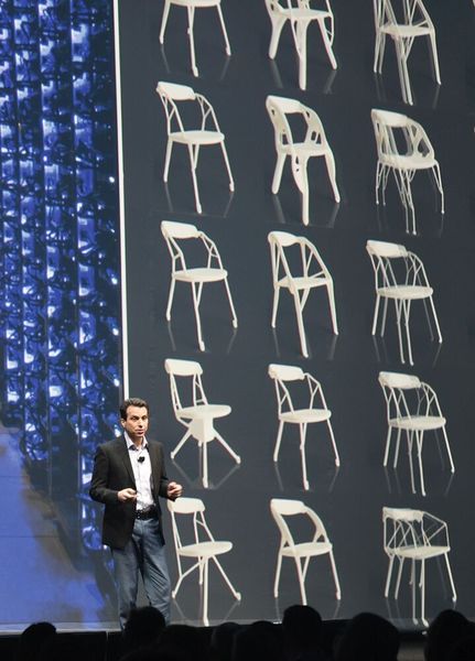 Andrew Anagnost zeigt anhand eines Beispiels, wie sich  zahlreiche Designvarianten automatisiert in der Cloud berechnen lassen – ganz im Sinne seines Slogans „make more, better, with less“. (Stefanie Michel)