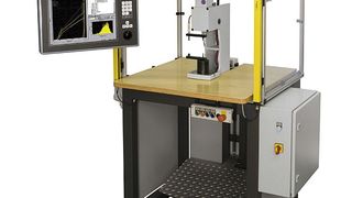 Arbeitsplatz mit einer integrierten Servopresse. Bild: Schmidt (Archiv: Vogel Business Media)