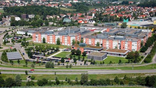 Heute ein Opfer der Flutkastastrophe! Der ZF-Standort in Bad Neuenahr-Ahrweiler! Nicht nur beim Automobilzulieferer ZF stehen jetzt die Bänder bis auf unbestimmte Zeit still.(Bild:  ZF Friedrichshafen)