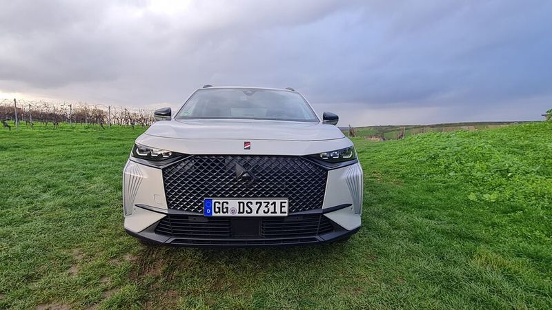 Auffällig ist der vergrößerte Kühlergrill, der sich nun vollständig zwischen den LED-Scheinwerfern ausbreitet. (Bild: Autoren-Union Mobilität / Michael Kirchberger)