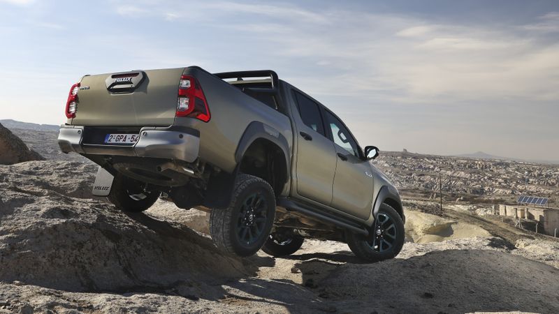 Ab 2026 will Toyota einen neuen Hilux auf den Markt bringen. Vorher bekommt das aktuelle Modell einen Mild-Hybrid.(Bild:  Toyota)