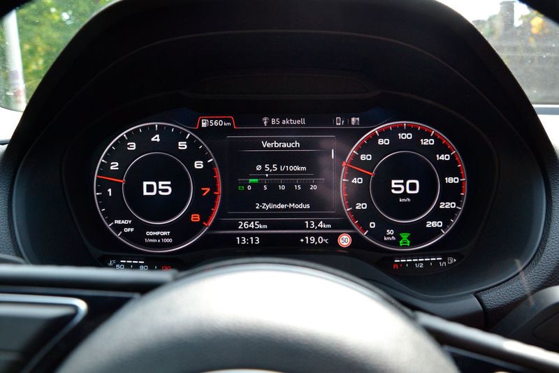 Ohne den Hinweis im Cockpit, dass sich der Motor im 2-Zylinder-Modus befindet, würde der Fahrer davon nichts merken.  (Michel/»kfz-betrieb«)