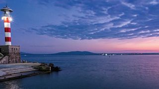 Bild 1: Vor allem in küstennahen Bereichen können Leuchttürme für die Schifffahrt lebenswichtig sein. Für ihre in den Seekarten verzeichnete Blinkfolge ist eine konstante Rotationsgeschwindigkeit der Optik nötig. (@Ivan Dragiev - stock.adobe.com)