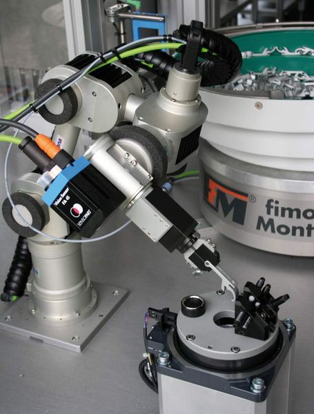 Der Scara-Roboter Katana mit Bildverarbeitungssystem greift zwei unterschiedliche, von einem Schwingfördersystem bereitgestellte Teile und legt sie gezielt auf einem Drehtisch ab. Bild: Frei Technik (Archiv: Vogel Business Media)