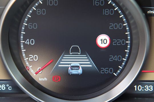Der Volvo V 40 ist mit vielen Sicherheitsfunktionen ausgestattet: Unter anderem erkennt er automatisch Verkehrsschilder. (Foto: Volvo)
