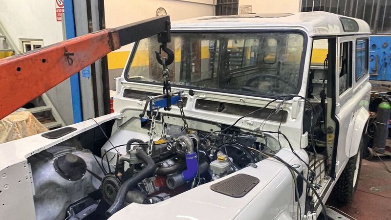 Der Land Rover Defender aus dem Jahr 1989 wurde aufwendig saniert. (Bild: Catawiki)