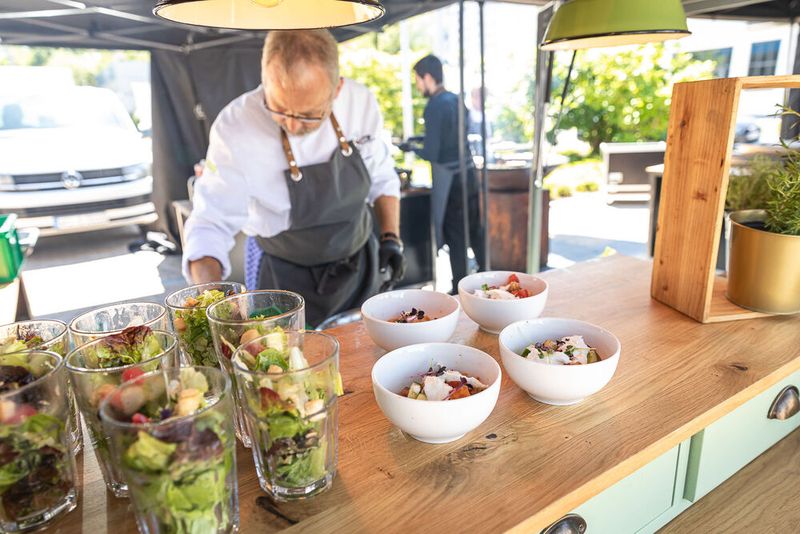 Steckverbinderkongress 2022: Das Get together am 4. Juli 2022 und die Abendveranstaltung am 5. Juli 2022 auf dem Vogel-Campus boten viele Gelegenheiten sich in entspannter Atmosphäre auszutauschen und zu netzwerken. Schon so manches Projekt nahm hier seinen Anfang. (Bild: Elektronikpraxis)