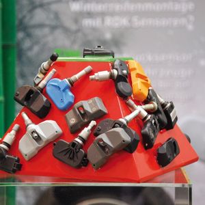 Bunte Mischung: Reifendruckkontrollsensoren sind in Pkw-Werkstätten mittlerweile Alltag. Und auch Nfz-Betrieben laufen sie immer öfter über den Weg. (Bild: Rosenow - VCG)