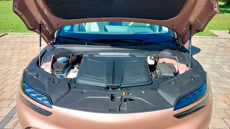 7. Der Antrieb: 360 kW/490 PS leistet der Dual Motor Sport Plus im GV60. Genesis hat zwei Elektromotoren mit je 160 kW/218 kW Leistung und eine 77,4 kWh-Batterie verbaut. Das maximale Drehmoment von 700 Nm sorgt für viel Fahrspaß. In gerade einmal vier Sekunden spurtet das Crossover-Modell von 0 auf 100 km/h, Schluss ist erst bei 235 km/h.  Während sich in manch einem Fahrzeug die verschiedenen Fahrmodi nur minimal auswirken, sind die Unterschiede im GV60 je nach Wahl der drei Fahrmodi Eco, Comfort und Sport deutlich spürbar – wobei sich die Leistung selbst im sparsamsten Fahrmodus noch sehen lassen kann. Freude machte der GV60 auf den Testfahrten in jeder Fahrsituation: Ob beim lautlosen Dahingleiten bei 130 km/h auf der Autobahn, zügigen Überholmanövern oder Fahrten auf kurvigen Landstraßen. Der Verbrauch pendelte sich dabei auf 21 kWh/100 km ein. (Bild: Mauritz – VCG)