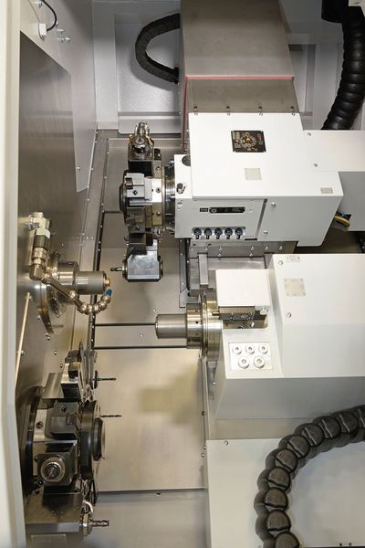 Simultan geht's schneller: Der zweite, untere Werkzeugrevolver ermöglicht ein zeitgleiches Bearbeiten von Werkstücken an Vorder- und Rückseite. (Benzinger)