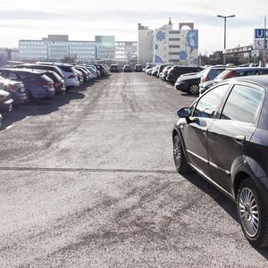 Parkplatzsuche:  Ein freier Parkplatz wird dank Sensoren erkannt und lässt sich beispielsweise elektronisch in Echtzeit übertragen.(Bild:  Park Here)