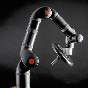 Gemäß dem Claim „strong, fast, simple“ entwickelte das dänische Start-up einzigartig effiziente industrielle Leichtgewicht-Cobots mit sieben Achsen.