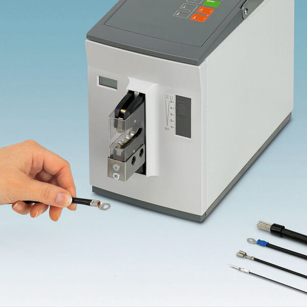 Kompakter tragbarer Crimp-Automat: der CF 500 arbeitet flexibel und schnell, durch austauschbare Gesenkeinsätze wird er zum Universalisten. (Phoenix Contact)
