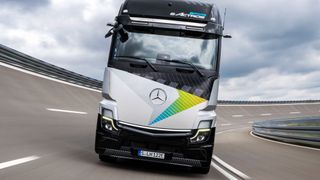 Für Modelle wie den E-Actros braucht es große Batterien. Mercedes beginnt nun mit dem Aufbau einer Produktion in Eigenregie. (Bild: © Daimler Truck AG)