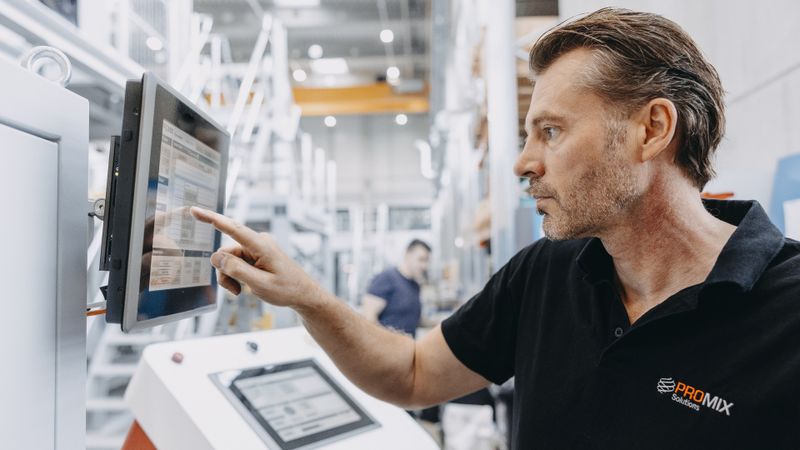 Das Inline-Viskosimeter "Visco P" ist neu mit komplettem Regelkreis erhältlich und ermöglicht in Kombination mit einem Dosiergerät die Regelung eines Additivs auf Basis der im Produktionsprozess gemessenen Viskosität.(Bild:  Promix)