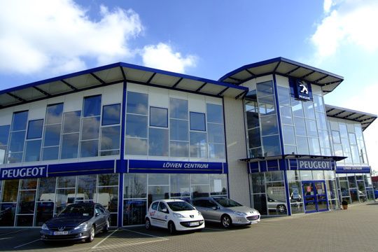 Einen besonderen Blickfang am Peugeot-Standort in Borken stellt die Vitrinenoptik des Eingangsbereiches dar. (Archiv: Vogel Business Media)