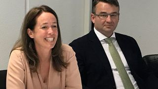 Auf der Jahrespressekonferenz von Pilz wurde bekanntgegeben, dass die Pilz-Gruppe im vergangenen Jahr ein Umsatzplus von 10,6 % erzielte. Das entspricht einem Umsatz von 338 Mio. Euro. Im Bild: Geschäftsführerin Susanne Kunschert und Geschäftsführer Thomas Pilz. (Pilz)