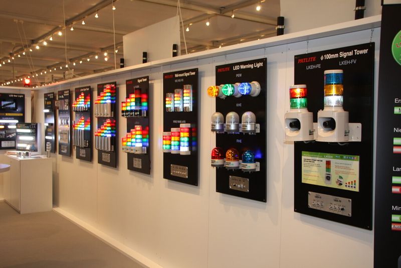 Die Produkte von Patlite sorgen für eine vorweihnachtliche Beleuchtung in den Messehallen. Die zustandsanzeigenden LED-Leuchten erhöhen die Sicherheit und den Komfort am Arbeitsplatz. (Finus)