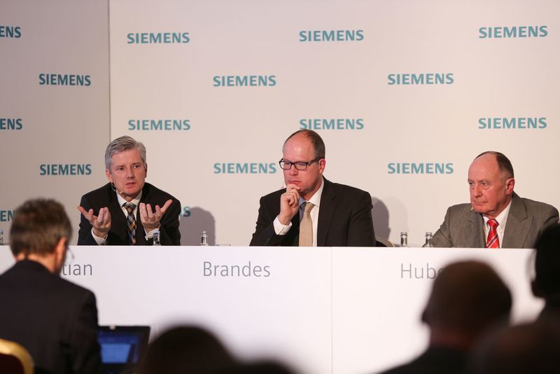 Ralf Christian, CEO der Division Energy Management, Dr. Jürgen Brandes, CEO der Division Process Industries and Drives Division, Anton S. Huber, CEO der Division Digital Factory, auf der Siemens-Pressekonferenz im Vorfeld der Hannover Messe 2016. (Bild: Siemens)