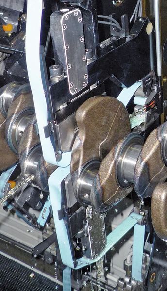 Bild 1: Beim Finishen der Pleuellagerzapfen der Kurbelwelle umschließt die Einheit mit ihrem Werkzeug das Lager ähnlich wie später das Pleuel im Motor und wird bei der Bearbeitung durch die Rotation des Werkstücks angetrieben. (Bild: Supfina)