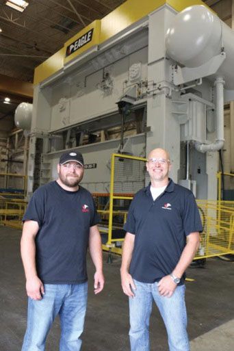 Jamie Beneteau, Steuerungstechniker (links), und Andy Ritchie, Projektmanager (rechts), vor einer mechanischen Eagle Press-1100-Tonnen-Stanze.  (Balluff)