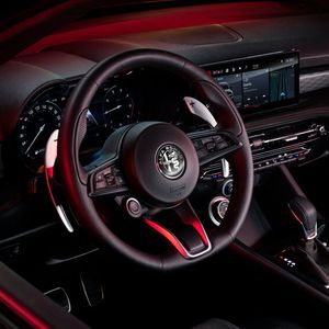 Das Fahrzeug ist serienmäßig mit einem eigens entwickelten Infotainmentsystem ausgestattet, das sich aus zwei großen Displays aufbaut.(Bild:  Alfa Romeo/Stellantis)