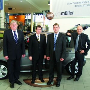Verdienen Geld mit einem Eigengarantie-system (v. re.): Heinz Denzner (Verkaufsleitung Pkw), Tibor Kaufmann (Verkaufsleiter Pkw), Andreas Tissen (Geschäftsführer Tissen Kruck) und Rainer 
Löschel (Center- und Serviceleiter).