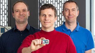 Die TU-Forscher Daniel Froß (link), Dr. Marko Rößler (Mitte) und Marcel Putsche (rechts) haben eine Indoor-Navigation geschaffen, die mithilfe von Mikrochips und Minisatelliten die exakte Navigation in Gebäuden ermöglicht.  (Bild: Bildarchiv TU Chemnitz)