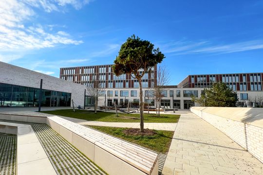 (Ein großes Projekt im Hochbaubereich in Freising sind auch die SteinPark-Schulen. Hier begann 2022 bereits der Schulbetrieb. Bildquelle: Stadt Freising)