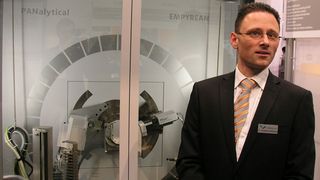 Dr. Thorbjörn Schönbeck, Business Manager im Bereich der Diffraktometer und Tomographen, erläutert die Arbeitsweise des neuen Röntgendiffraktometers: „Mit dem PIXcel3D können wir in einem Gerät Beugungsmessungen an Pulvern, dünnen Filmen, Nanomaterialien und Feststoffen vornehmen ohne dabei Kompromisse bei der Datenqualität einzugehen.“  Bild: LaborPraxis (Archiv: Vogel Business Media)