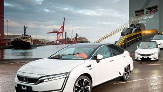 Der Clarity Fuel Cell feierte dieses Jahr in Genf seine Europa-Premiere. Ab Dezember sollen mit den Fahrzeugen weitere Alltagserfahrungen gesammelt werden. (Honda)