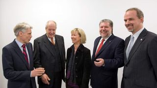 Dr. Dr. Andreas Barner, Otto Boehringer, Ministerin Doris Ahnen, Ministerpräsident Kurt Beck und Universitätspräsident Univ.-Prof. Dr. Georg Krausch (v.l.) freuen sich gemeinsam über die Einrichtung des neuen Exzellenzzentrums für Lebenswissenschaften.  (Bild: Peter Thomas)