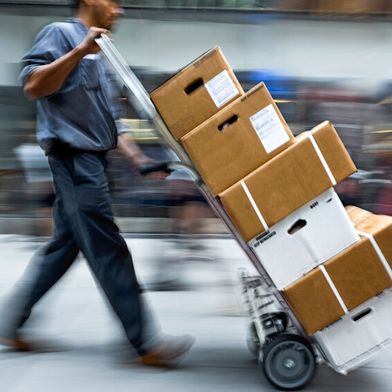 Trägt zu fairen, rechtskonformen Arbeitsbedingungen in der KEP-Branche bei: die kürzlich vom Bundestag beschlossene Entfristung des Paketboten-Schutz-Gesetzes. (Bild: © bluraz - stock.adobe.com)