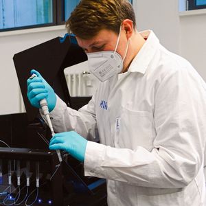 Lukáš Pekárek, einer der Autoren der Studie, untersucht mithilfe von optischen Pinzetten RNA-Funktionen und molekulare Strukturen in atomarer Auflösung. (Bild:  HIRI / Britta Grigull)