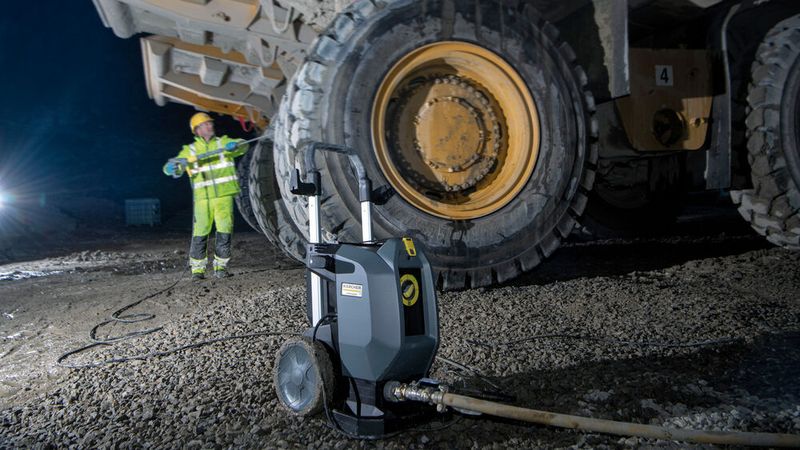 Robust und für den harten Einsatz gemacht: Die aktuellen Kaltwassergeräte der HD-Super-Class eignen sich für das Entfernen starker Verschmutzungen, wenn das Lösen von Öl- und Fettresten zweitrangig ist bzw. keine Rolle spielt.  (Bild: Kärcher)