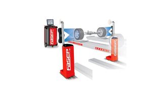 Die zwei Kamerasäulen des „NoContact“-Systems fahren auf Führungsschienen seitlich am Fahrzeug vorbei und erfassen automatisch die jeweilige Radstellung. (Auswuchtwelt/Fasep)