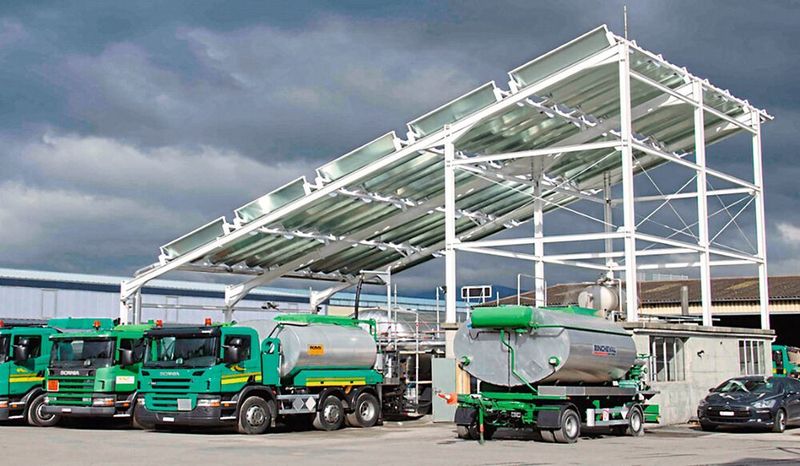 Vakuum-Flachkollektoren (im Bild: Strassenbau-Unternehmen Colas in Yverdon-les-Bains/VD) verwerten Direkt- und Diffusstrahlung. Sie unterscheiden sich von den Vakuumröhren-Kollektoren durch ihren hohen Wirkungsgrad auch bei über 100 bis 150 °C.  (Lesbat/HEIG-VD)
